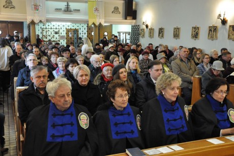 Püspöki mise Almássy-telep búcsúnapján - Rezsnyák György lett Unum sumus-díjas